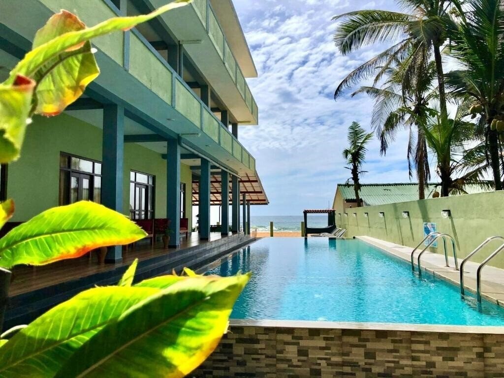 Отель Serenade Beach Hotel 3*