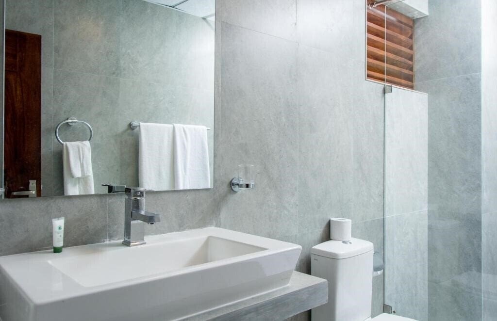 Фотография Sapphire Seas Beachfront Hotel 3*