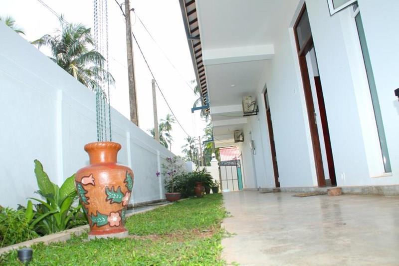 White Rose Beach Resort (ex. Sunset Beach Resort Marawila) 2* фотосуреті