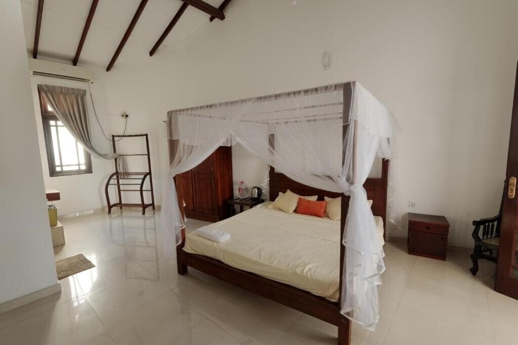 Отель Mirissa Ocean Breeze 2*