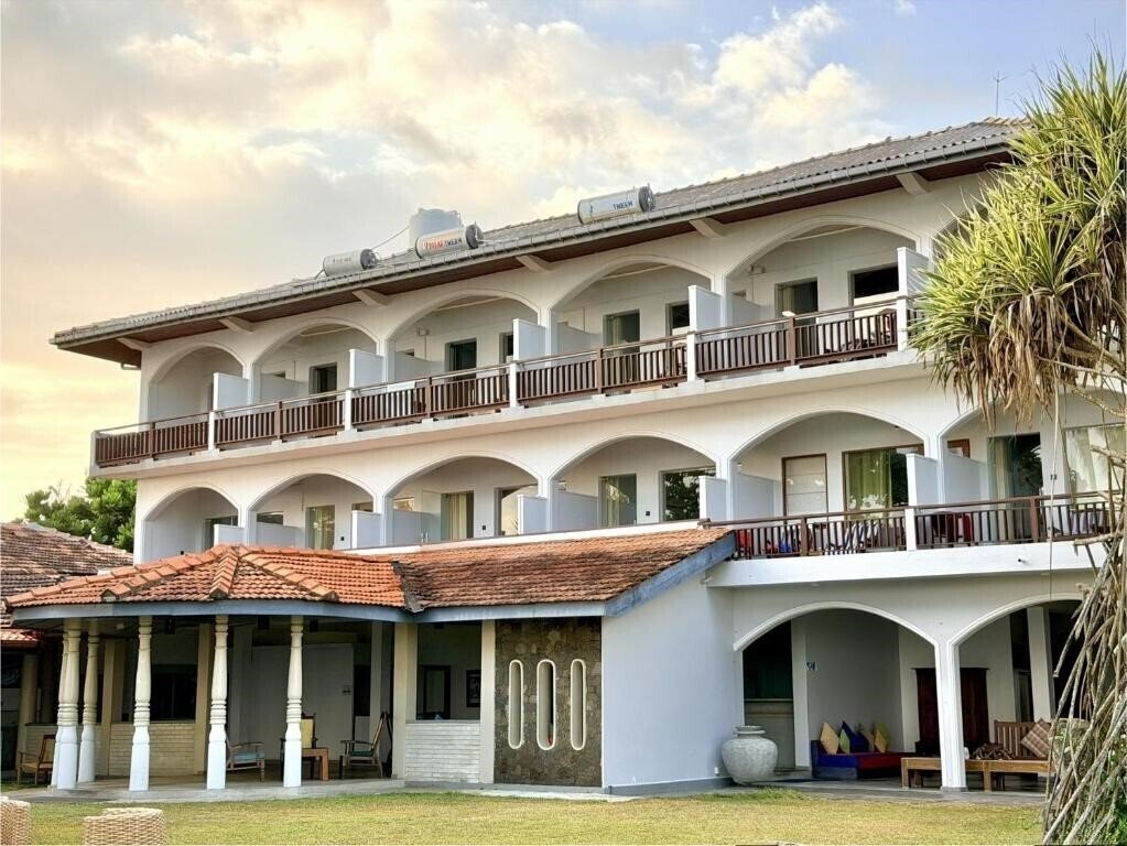 Отель Sri Gemunu Beach Resort 3*