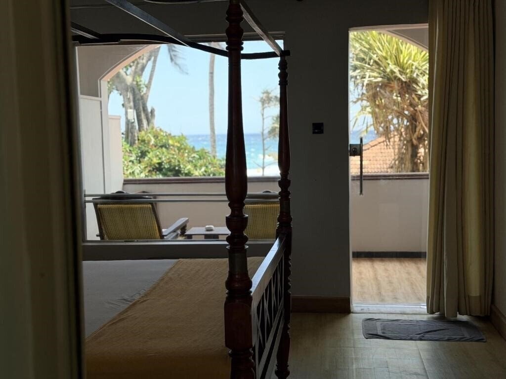 Картинка Sri Gemunu Beach Resort 3*