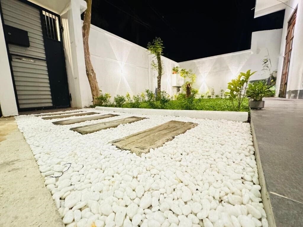 Отель The Rooftop Villa Unawatuna 3*