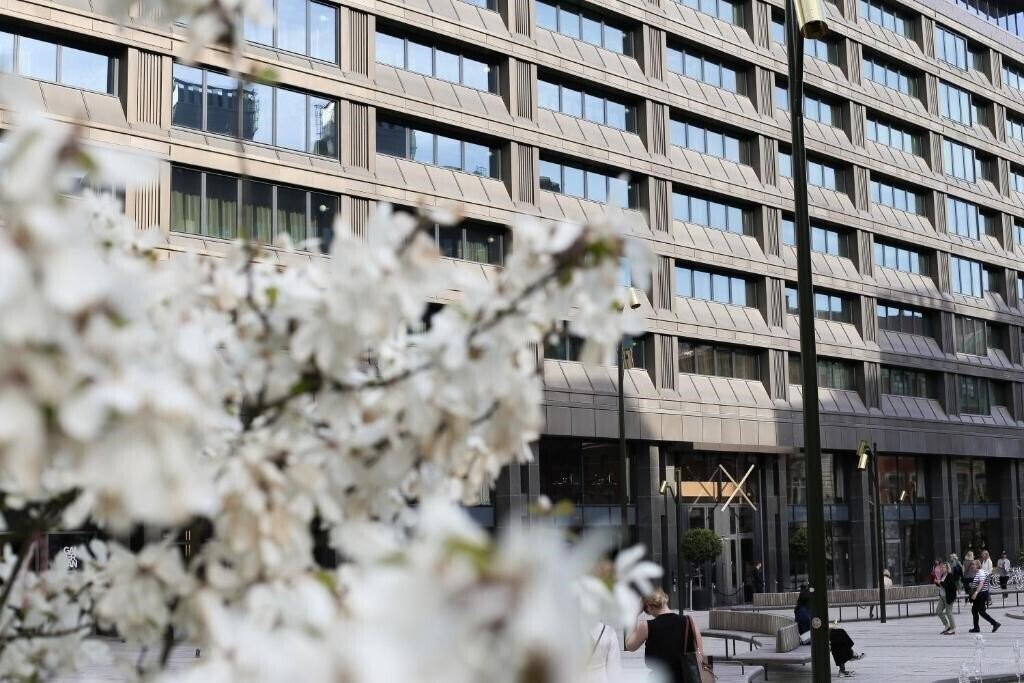 Отель At Six 3*