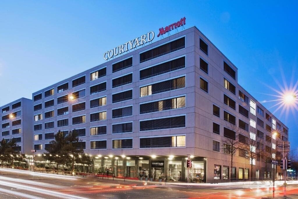 Отель Courtyard By Marriott 4*