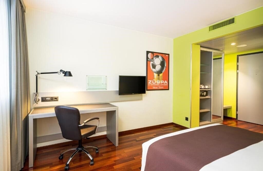 Holiday Inn Zurich Messe 4* суреті