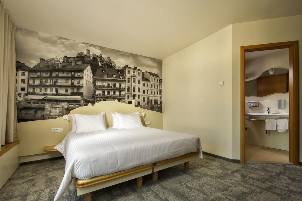 City Hotel 3* суреті