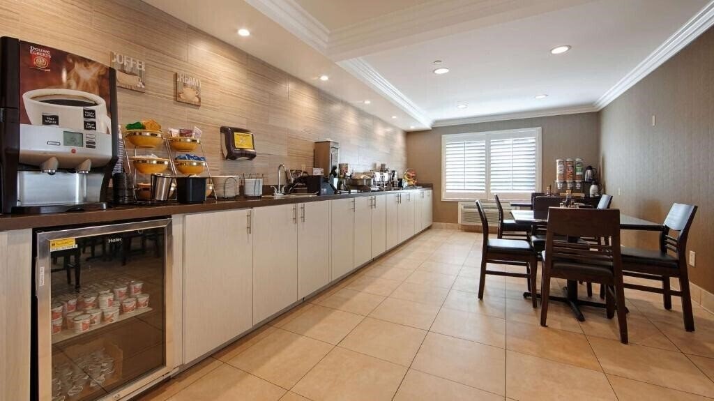 Best Western Burbank Airport Inn 3* суреті