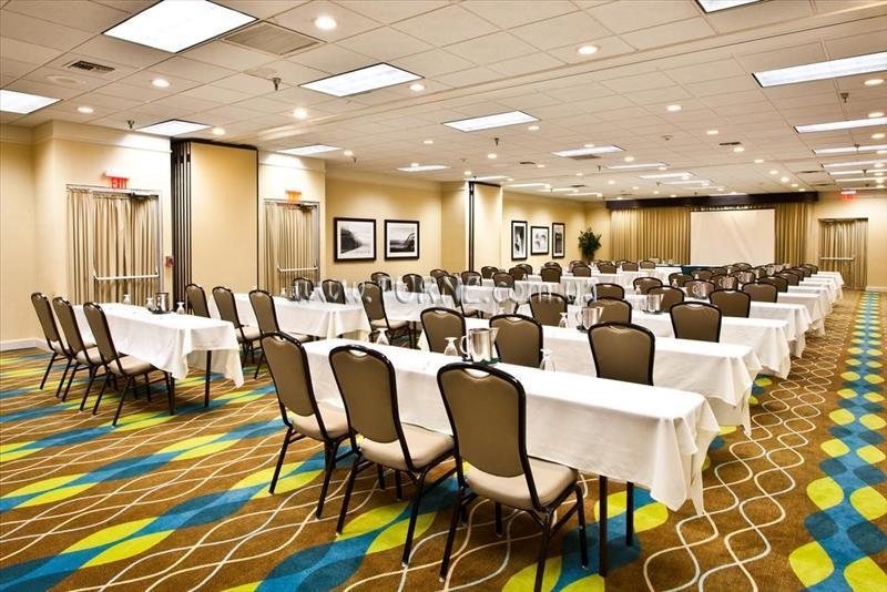 Фото Holiday Inn & Suites Across 3*