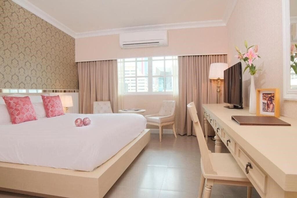 Фото The Raya Surawong 3*