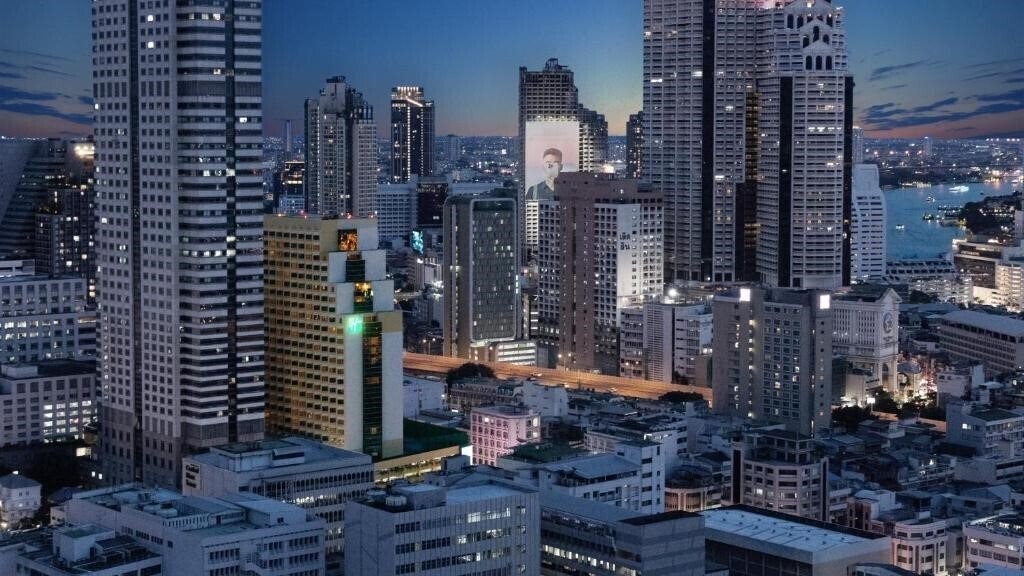 Отель Holiday Inn Silom 4*