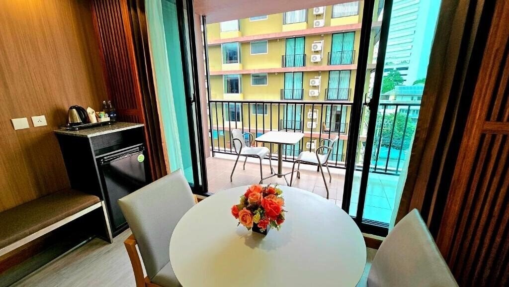 Фото Dynasty Inn Grande 4*