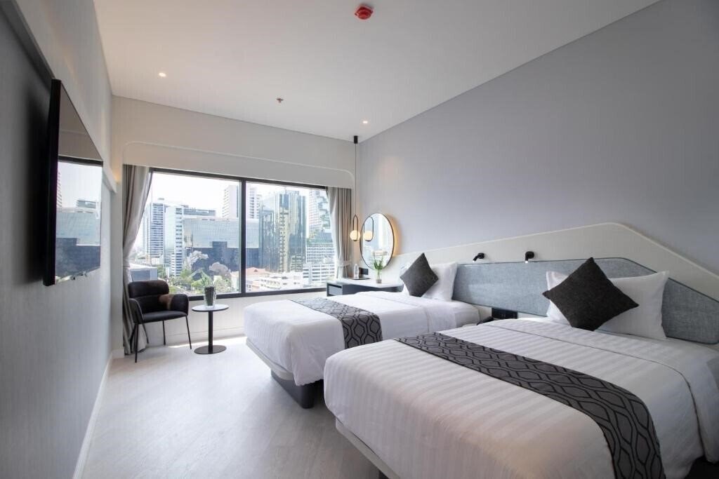 Фото Queensland Hotel Bangkok 4*