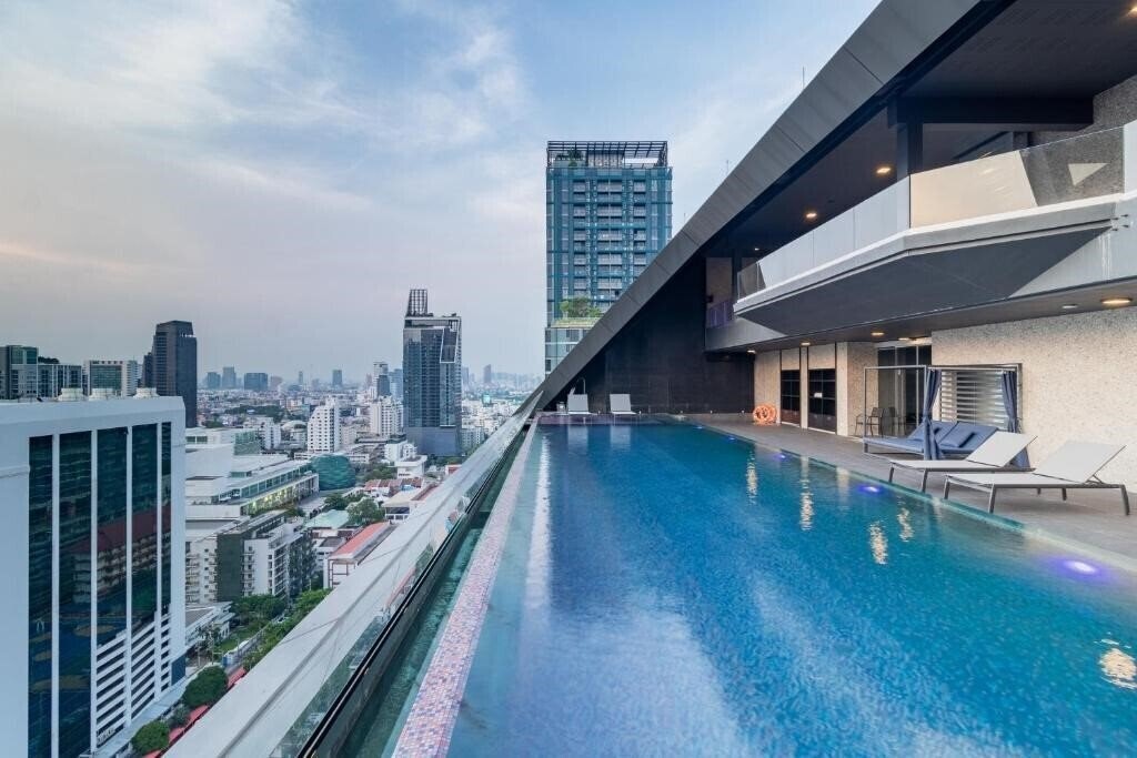 Фотография Queensland Hotel Bangkok 4*
