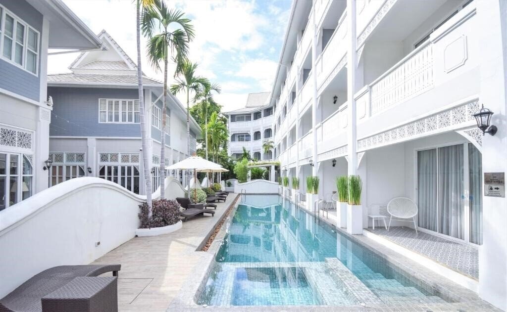 Отель Away Chiang Mai Thapae Resort 4*