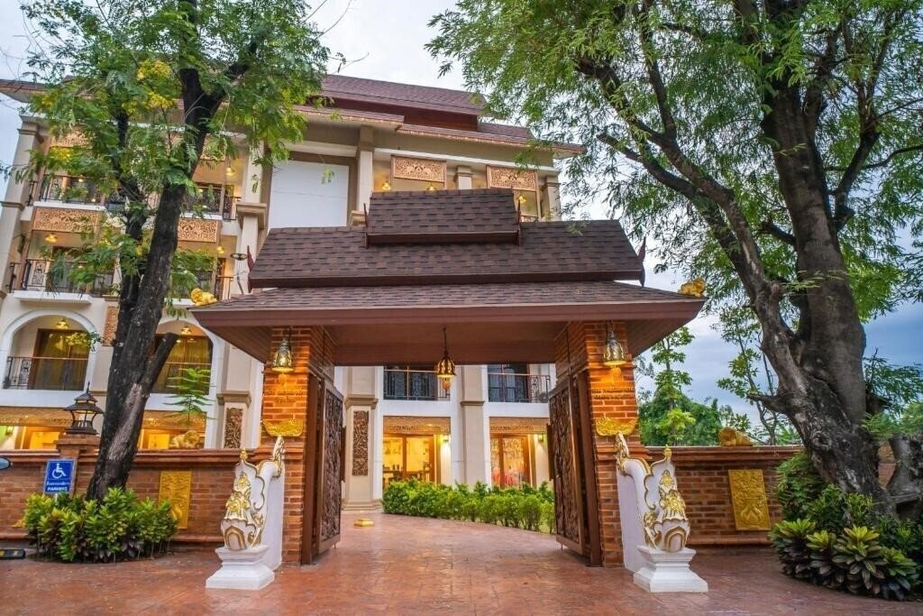Отель Siri Nakornpink Chiang Mai Hotel By Zuzu отель без категории