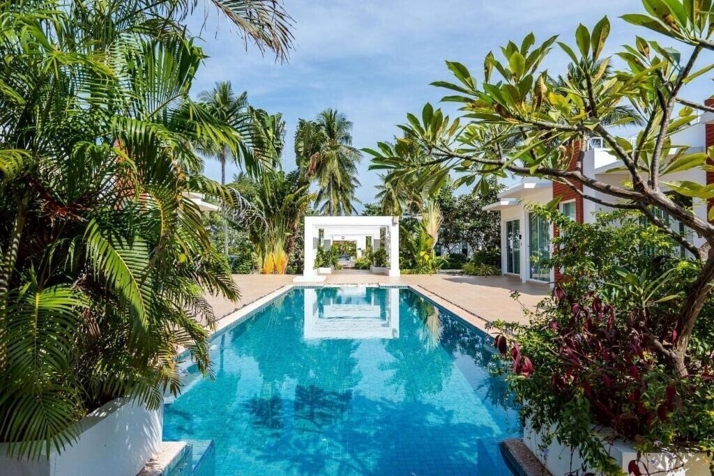 Фото The Beach Village 4*