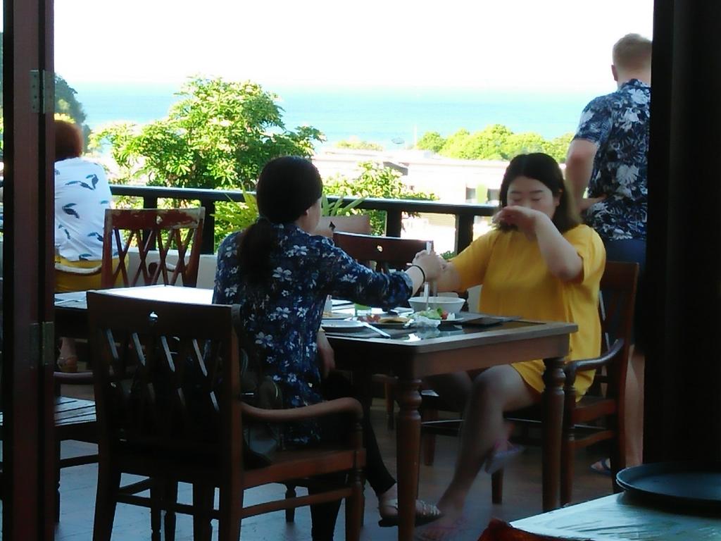 Pavilion Queen’s Bay 4* суреті