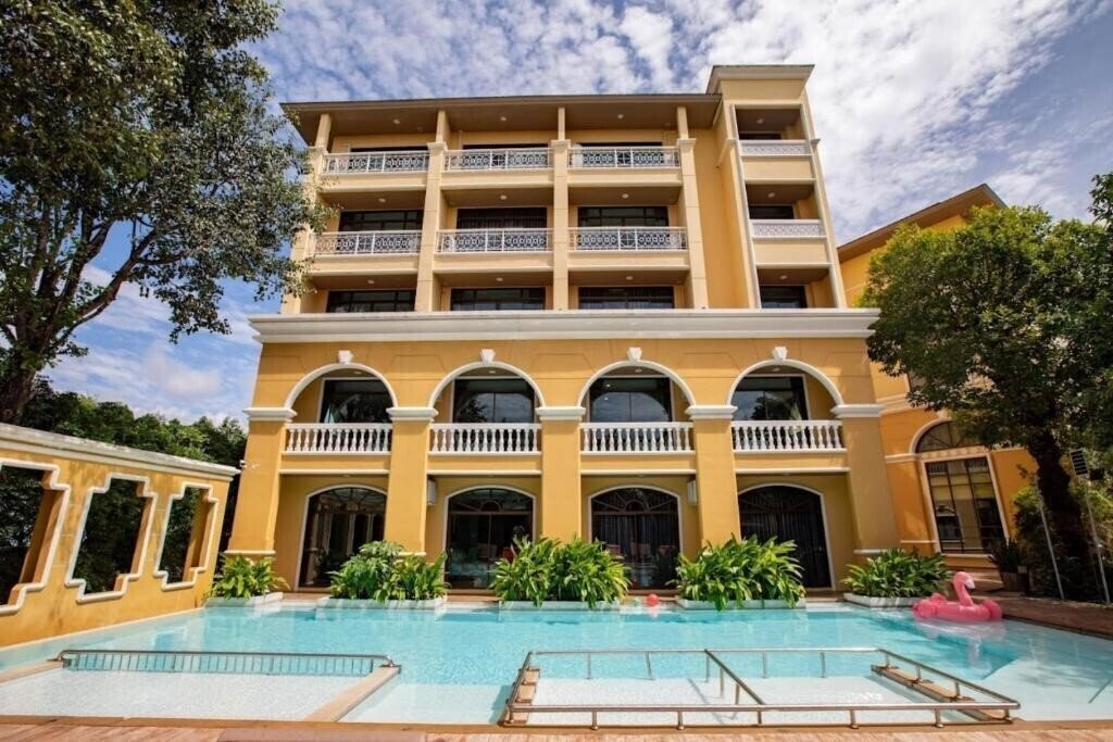The Pineapple Hotel 3* суреті