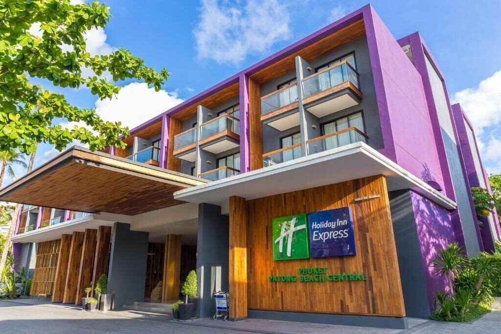 Отель Holiday Inn Express Patong Beach Central 3*