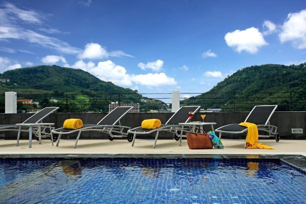 Отель Ashlee Hub Hotel Patong 3*