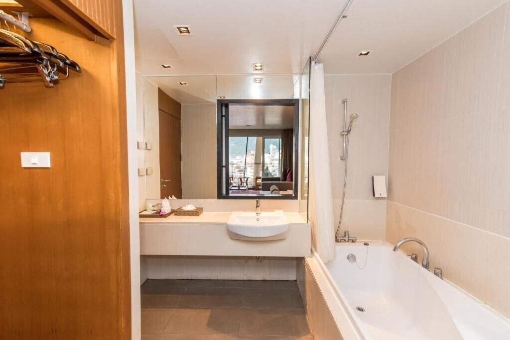 Фотография Ashlee Hub Hotel Patong 3*