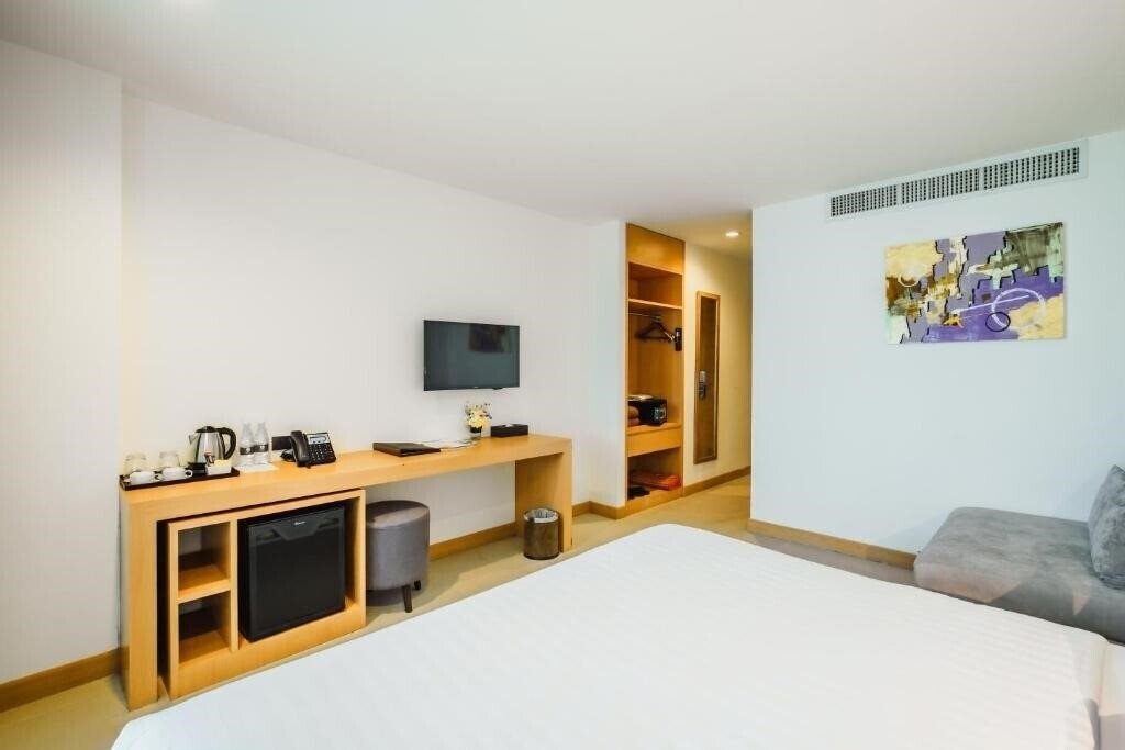 Фото The Lunar Patong Hotel 4*