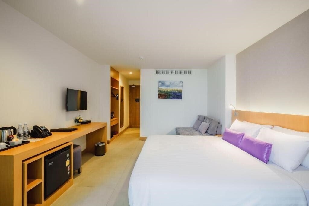 The Lunar Patong Hotel 4* суреті