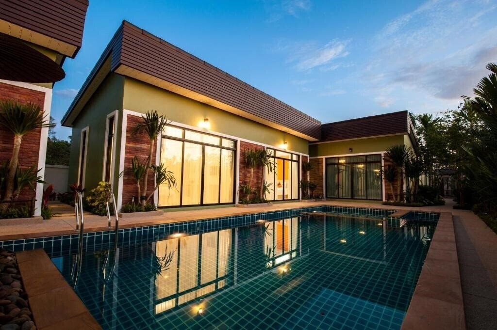 Отель Jinda Resort 2*