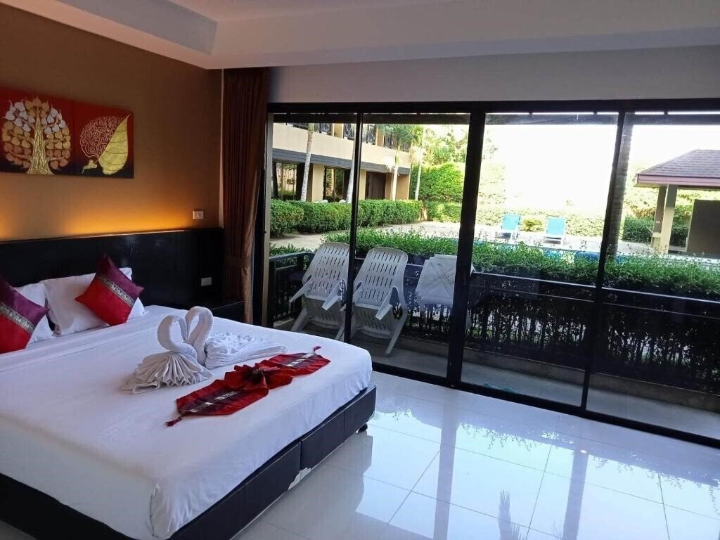 Фото Nai Yang Beach Hotel 3*