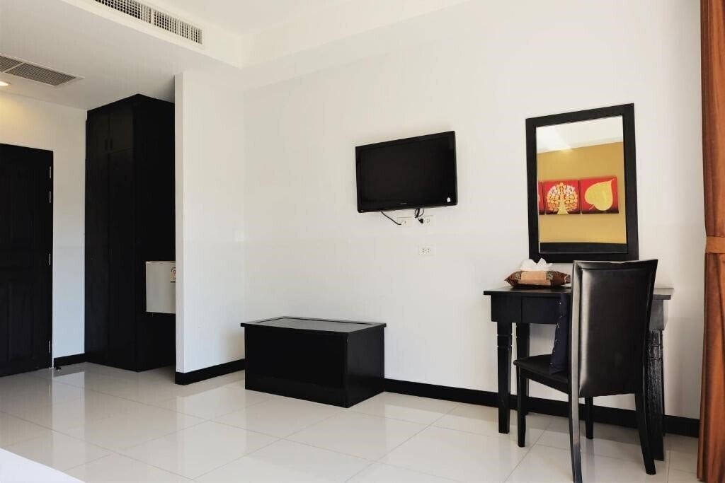 Картинка Nai Yang Beach Hotel 3*