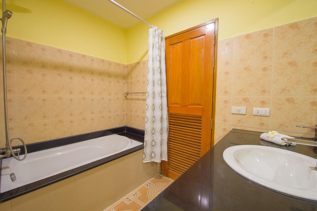 Chalong Beach Hotel & Spa 4* суреті