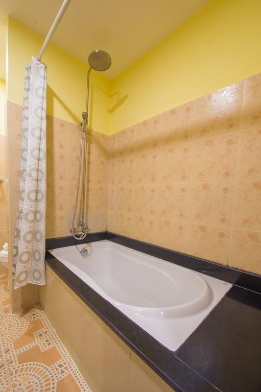 Chalong Beach Hotel & Spa 4* суреті