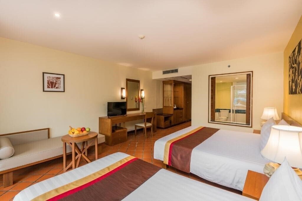 Отель Naithonburi 4*