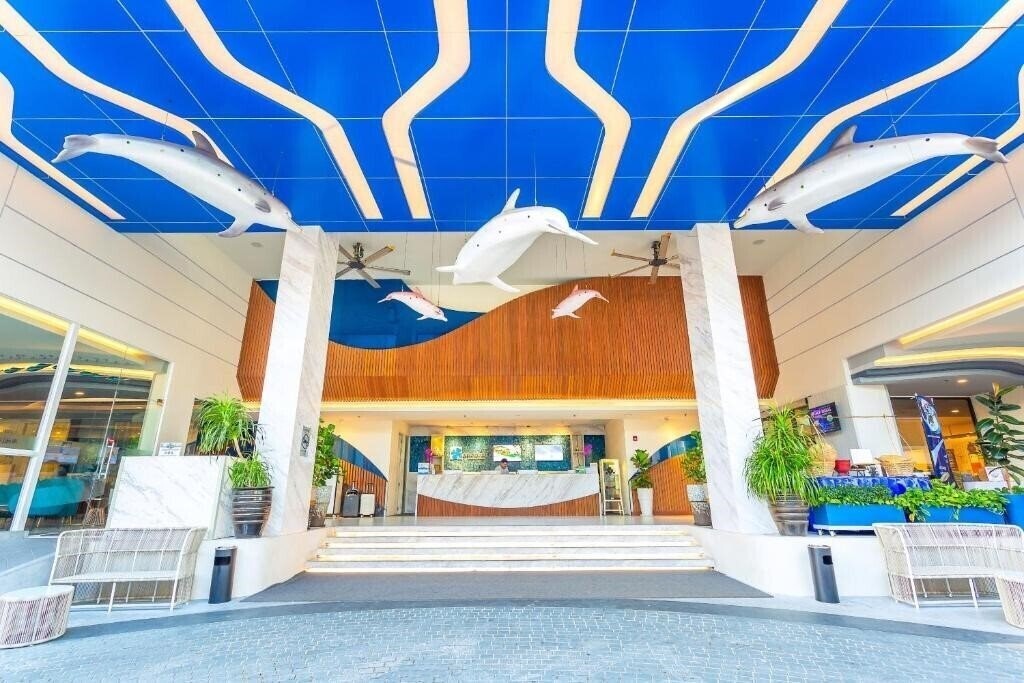 Hotel Clover Patong Phuket 4* суреті