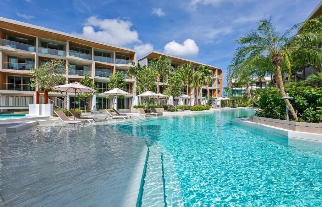Отель Wyndham Nai Harn Beach 5*