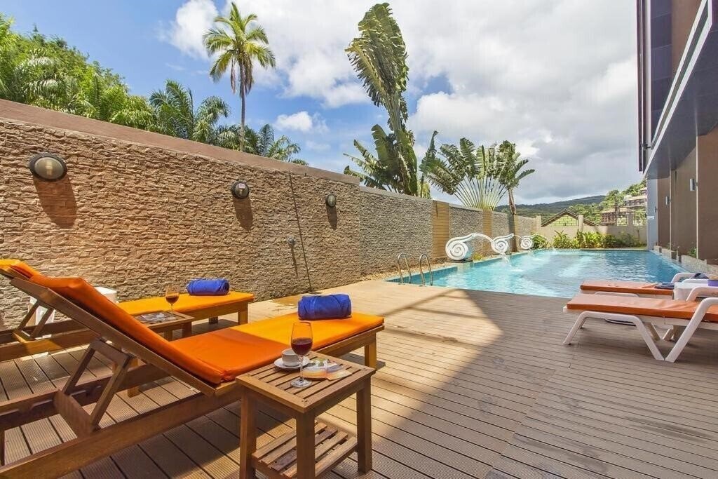 Chic Condotel Karon 4* суреті