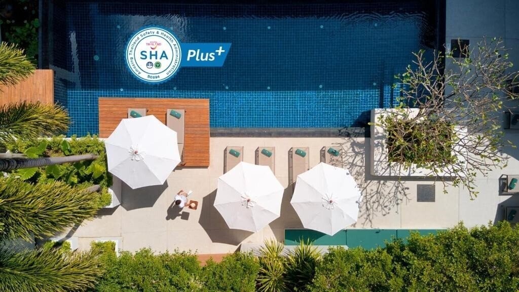 Outrigger Surin Beach Resort 4* қонақ үйі