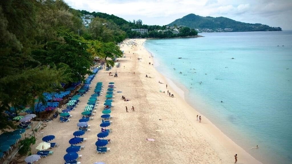 Отель Holiday Inn Resort Phuket Surin Beach 4*
