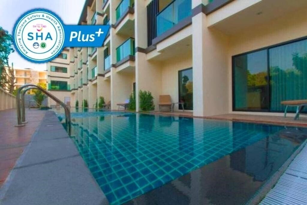 Отель Airport Beach Hotel Phuket 4*