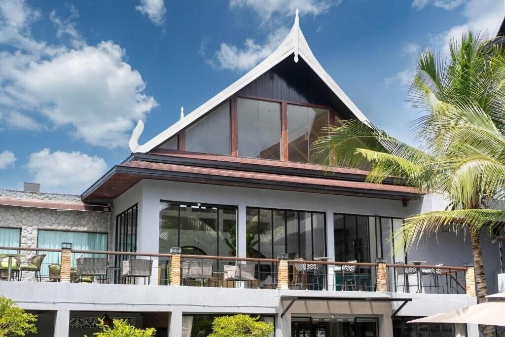 Отель Howard Johnson by Wyndham Phuket Nauyang 4*