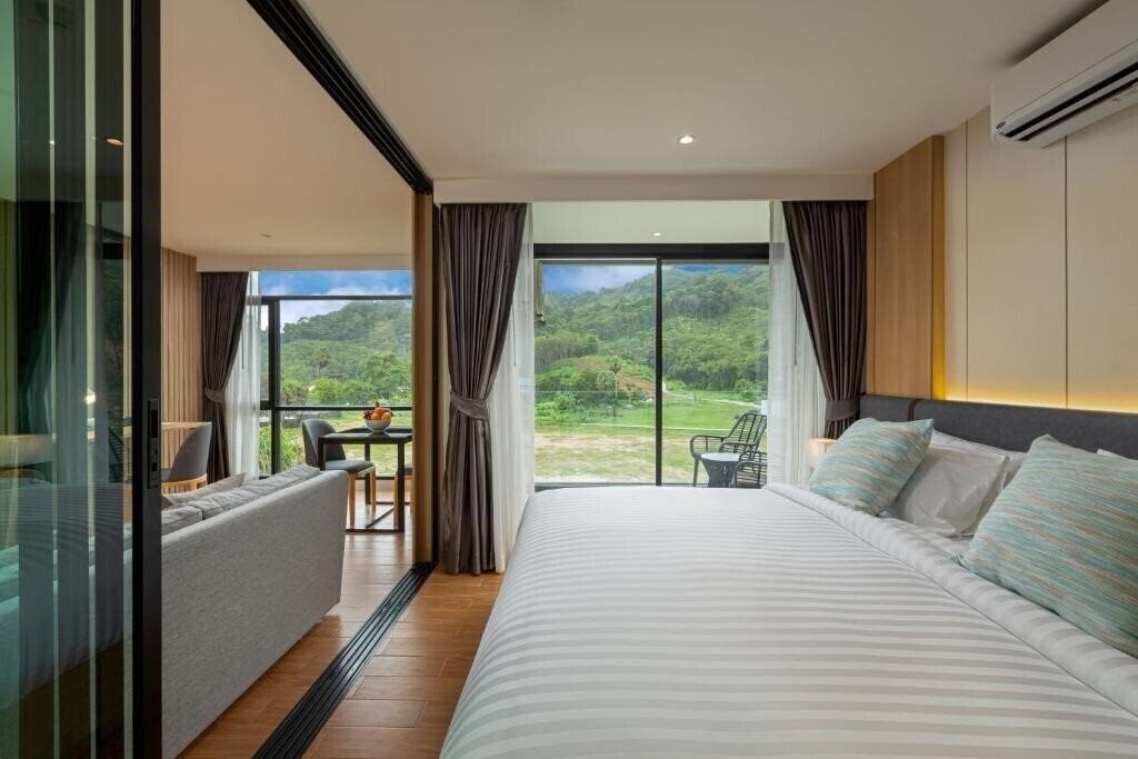 Фото Wyndham Garden Naithon Phuket 5*