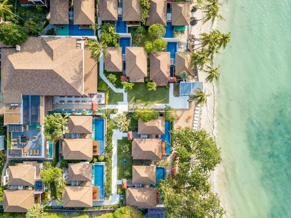 Отель The Briza Beach Resort and Spa 4*
