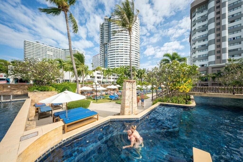 Фото Jomtien Palm Beach Hotel & Resort 4*