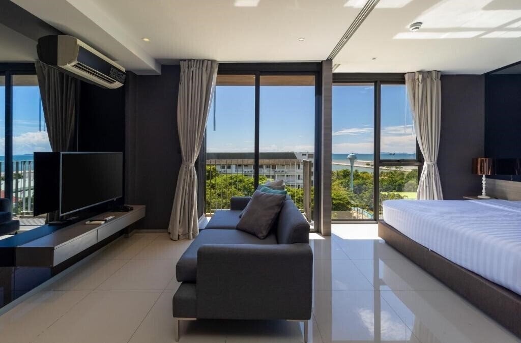 Фото Seaphere Pattaya Hotel by Elite Suites 4*