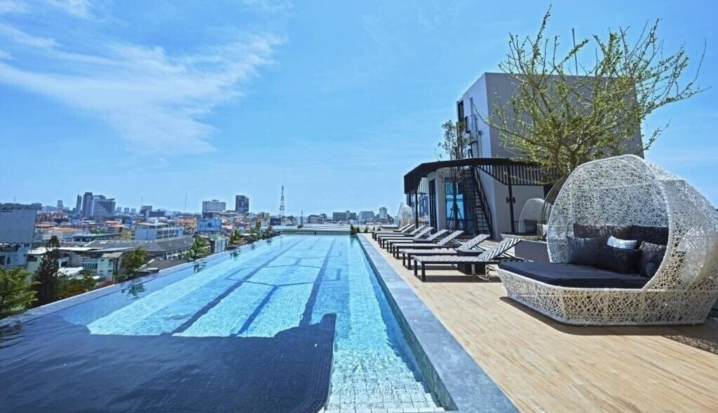 Отель Chezzotel Pattaya 4*