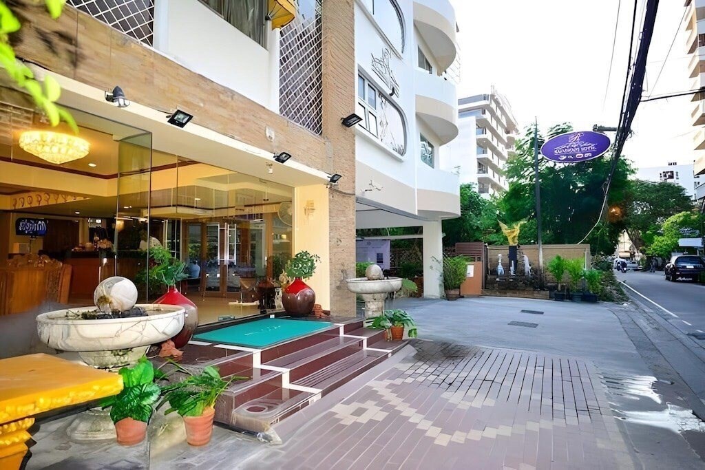 Отель Rajadhani Hotel Pattaya 3*