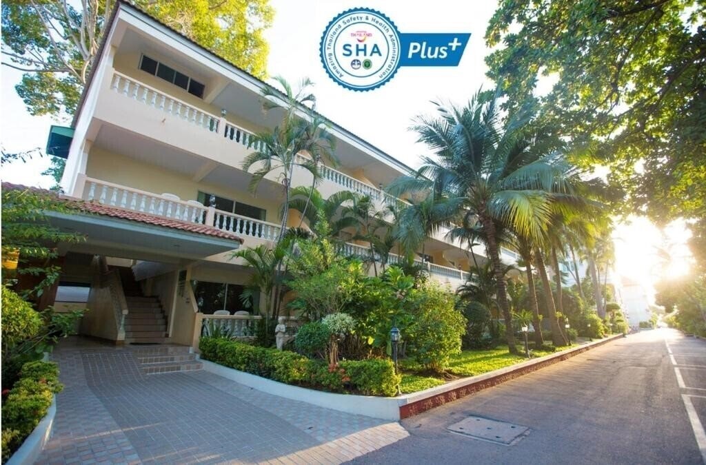 Отель Twin Palms Resort 3*