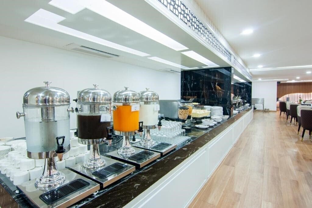 Golden Jomtien Beach Hotel 3* фотосуреті