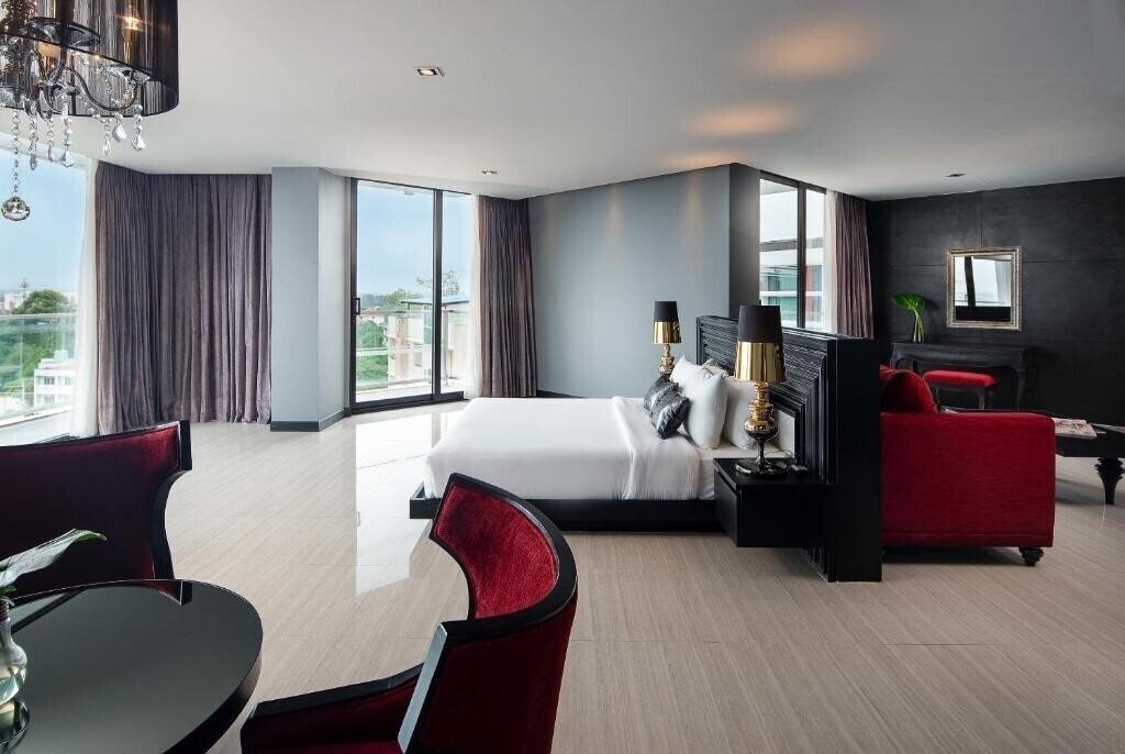 Отель Tsix5 Quarter 4*